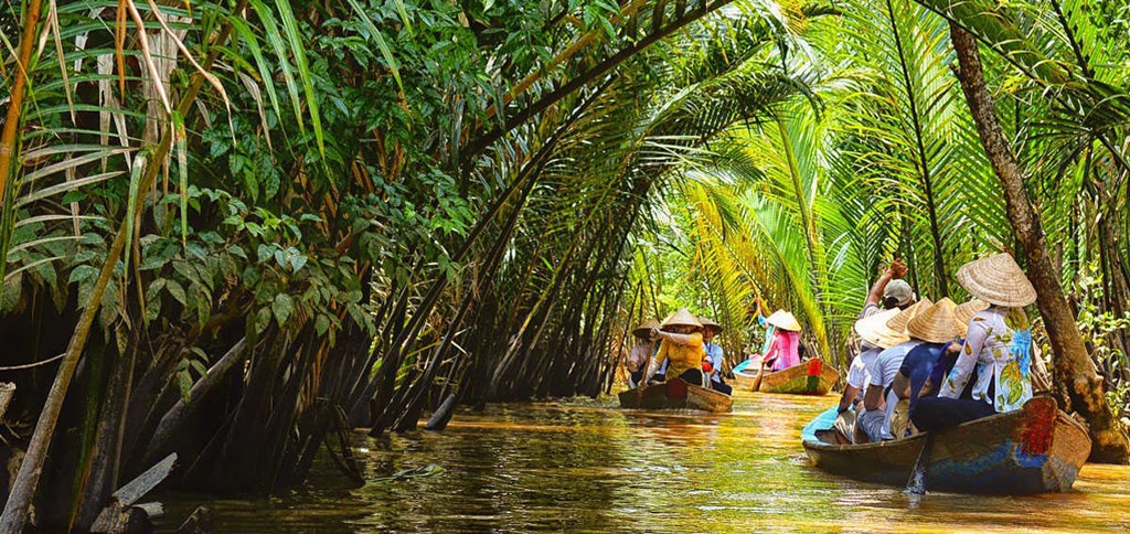 Balade en barque à rame à Cai Be