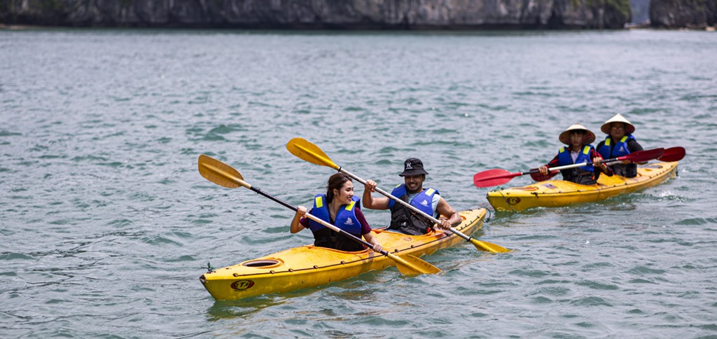 Faire du kayak dans la baie de Halong