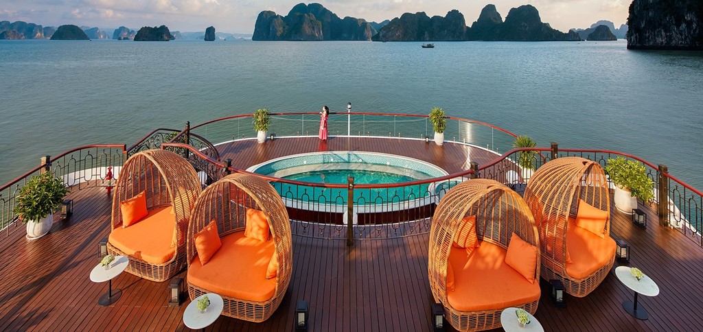 Croisière à bord du bateau de luxe à Halong