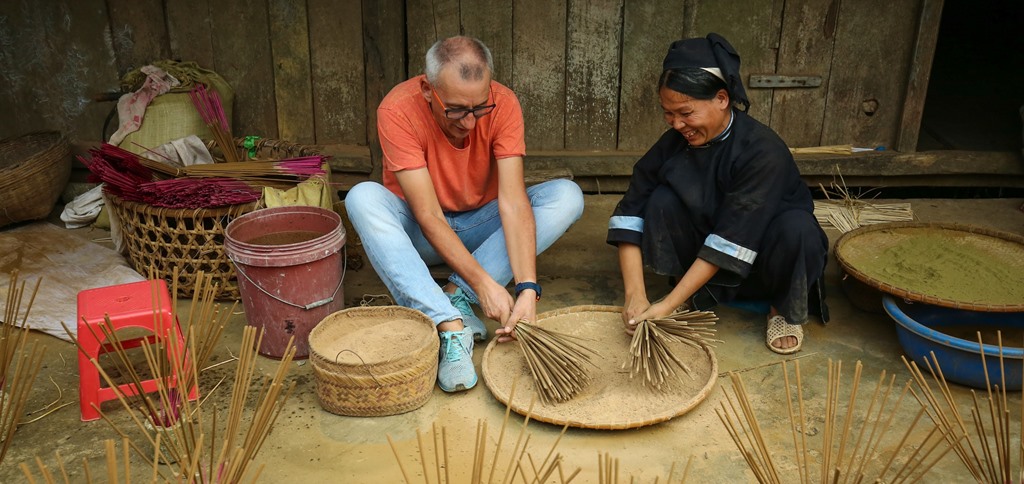 Découverte de la fabrication des encens au village Phia Thap